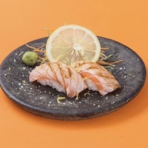 NIGUIRI SALMÃO MAÇARICADO