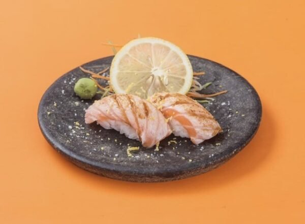 NIGUIRI SALMÃO MAÇARICADO